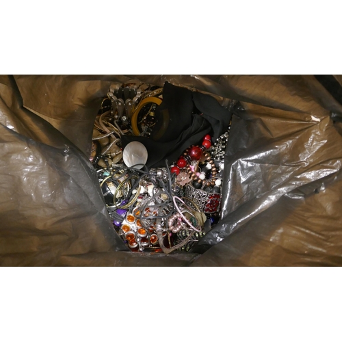 2064 - A 10kg bag of costume jewellery