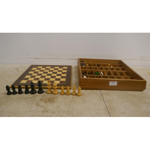 2074 - A chess/checkers set