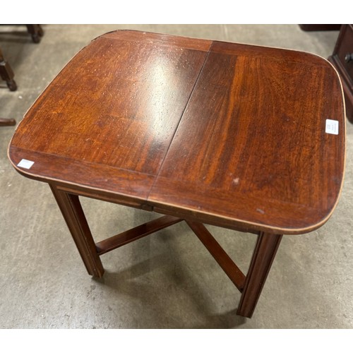 174 - A mahogany extending occasional table