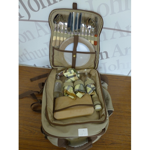 2275 - A Westfield backpack picnic set