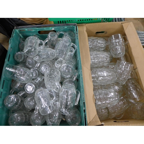 2239 - A large quantity of assorted half pint and pint glass beer mugs