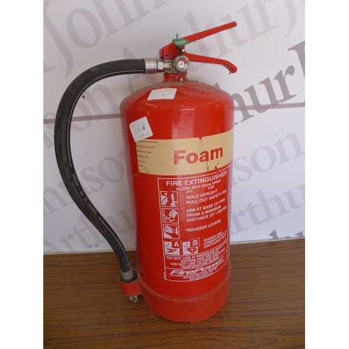 2153B - A fire extinguisher, a roll of barbed wire and 2 garden sprayers