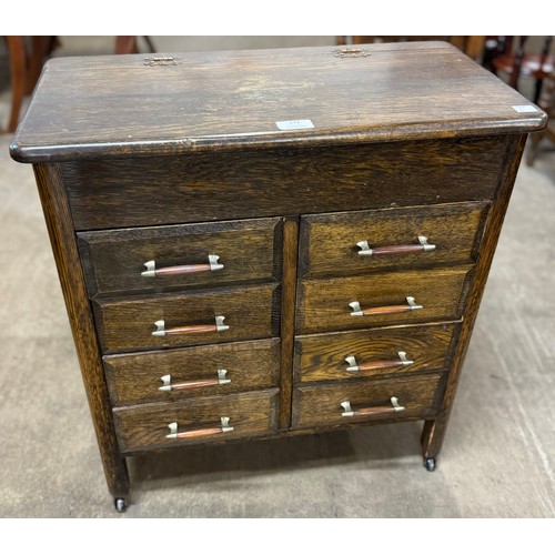 172 - An small oak chest of drawers