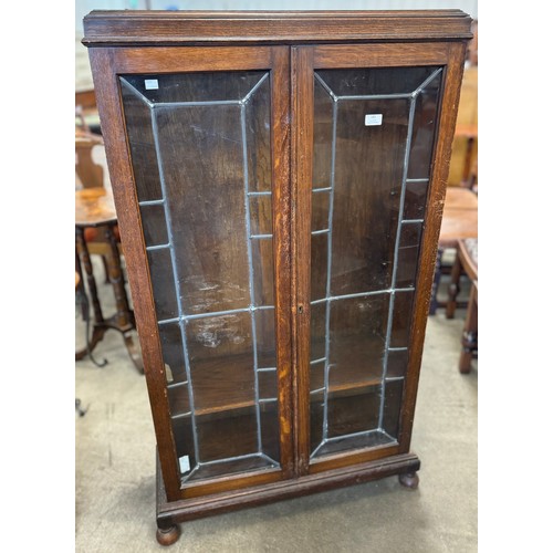 185 - An early 20th Century oak two door bookcase