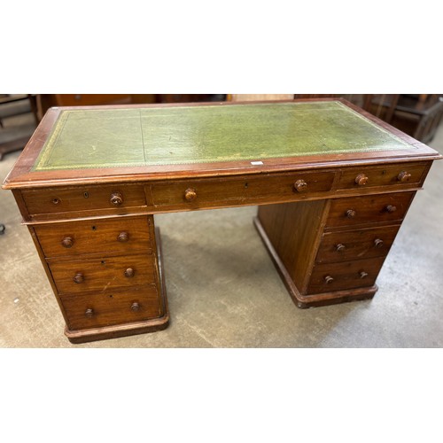 189 - A Victorian mahogany and green leather topped pedestal desk