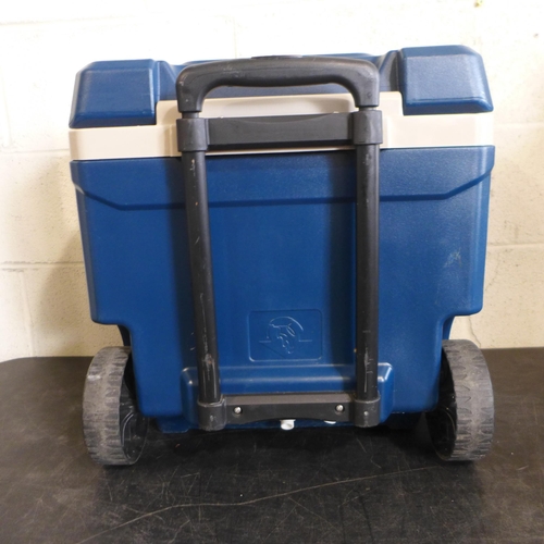 6015 - Igloo 62Qt Wheeled Cooler (Damaged Handle)  (332-104) *This lot is subject to vat