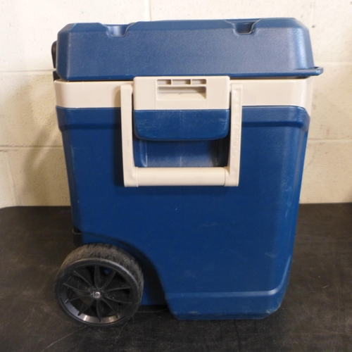 6015 - Igloo 62Qt Wheeled Cooler (Damaged Handle)  (332-104) *This lot is subject to vat