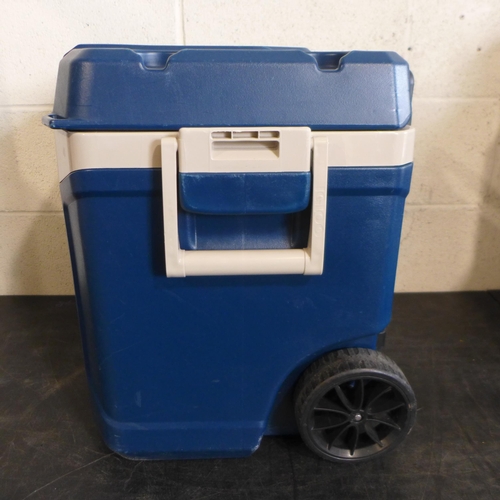 6015 - Igloo 62Qt Wheeled Cooler (Damaged Handle)  (332-104) *This lot is subject to vat