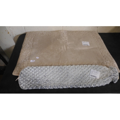 6040 - So Long Hot Water Bottle, and a Town & Country Bath Mat  (332-160,172) *This lot is subject to vat