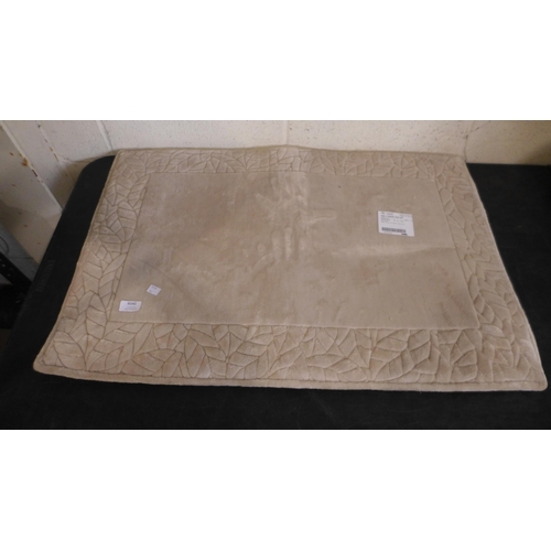 6040 - So Long Hot Water Bottle, and a Town & Country Bath Mat  (332-160,172) *This lot is subject to vat