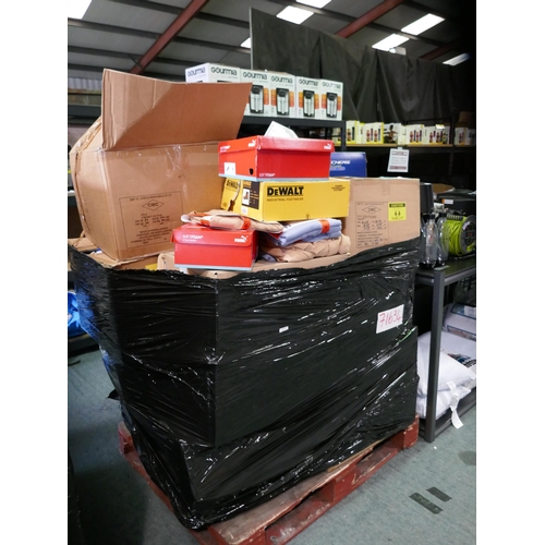 6066 - A Pallet of mixed clothing inc. Puma, Jachs, Dkny, etc. (328-602) *This lot is subject to Vat