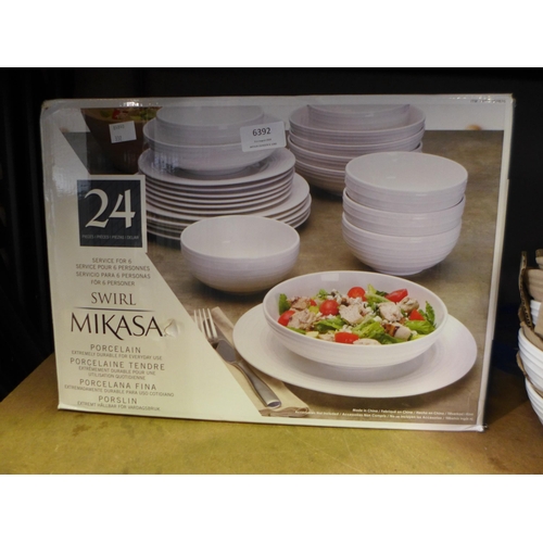 6392 - Mikasa Porcelain 'Swirl' Dinnerware  (332-212) *This lot is subject to vat