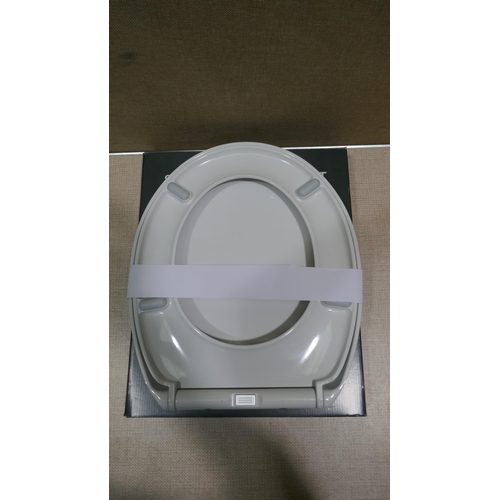 6285 - Roper Rhodes Toilet Seat (332-424) *This lot is subject to vat