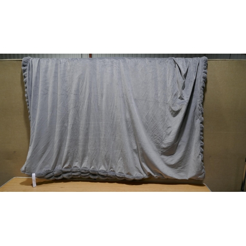 6168 - Textured Grey Fur Throw (152X178Cm)  (332-140) *This lot is subject to vat