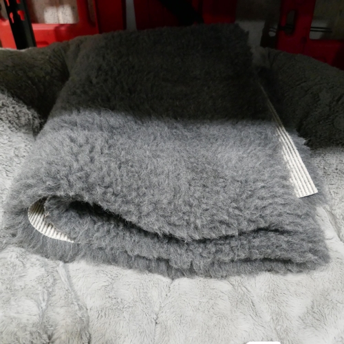 6212 - Quad Faux Fur Rug, Ks Round Pillow Orthopedic Dog Bed     (332-246,247) *This lot is subject to vat