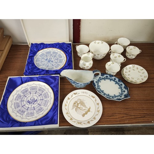 320 - A collection of assorted china and commemorative plates