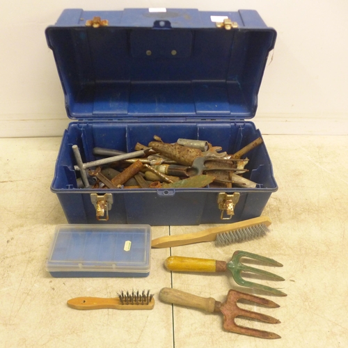 2027 - A box of vintage planes, assorted saws, mortise gauges, screwdrivers and spokes shaves etc.