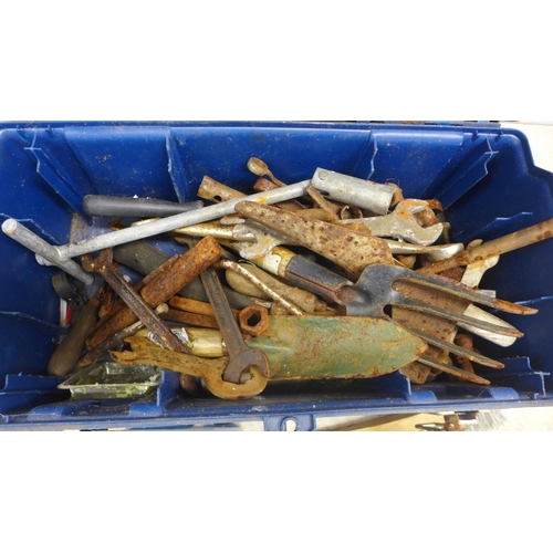 2027 - A box of vintage planes, assorted saws, mortise gauges, screwdrivers and spokes shaves etc.