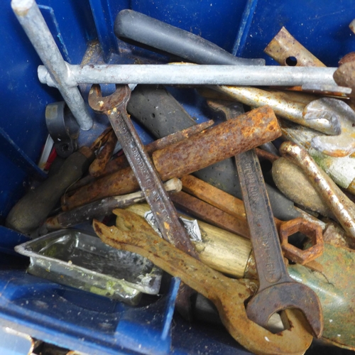 2027 - A box of vintage planes, assorted saws, mortise gauges, screwdrivers and spokes shaves etc.