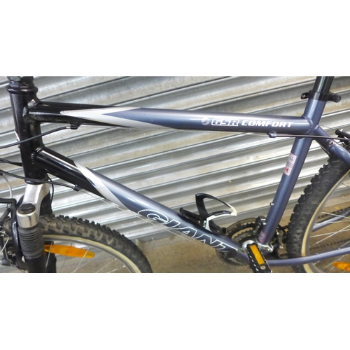 2138 - A Giant GSR Comfort medium sized aluminium framed, front suspension hardtail mountain bike with grip... 