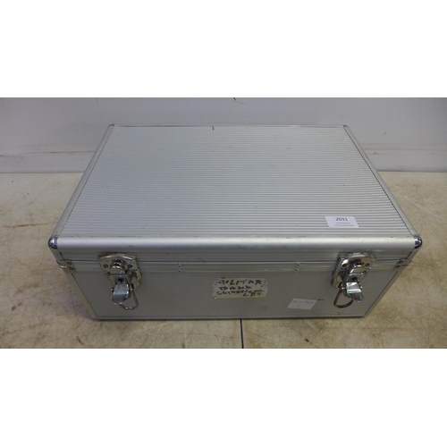 2031 - An aluminium flight case