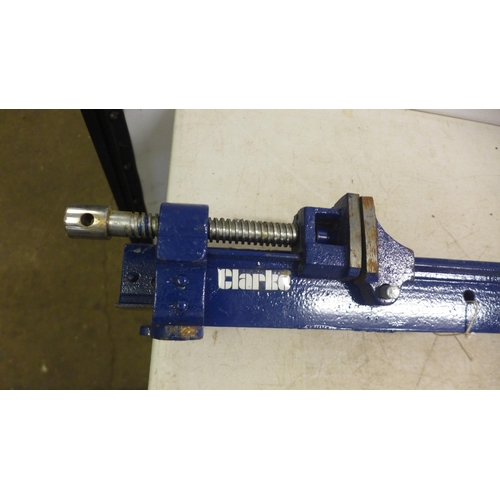 2034 - A pair of 6ft sash clamps