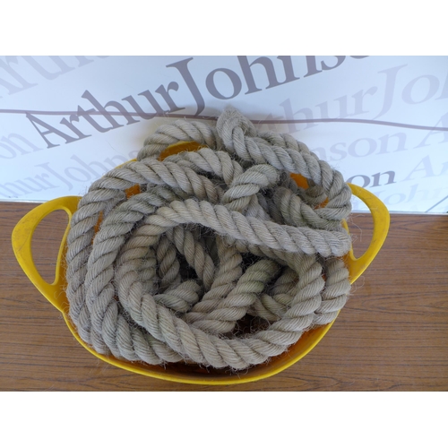 2282 - A length of heavy duty synthetic decking rope and a plastic flexi-tub