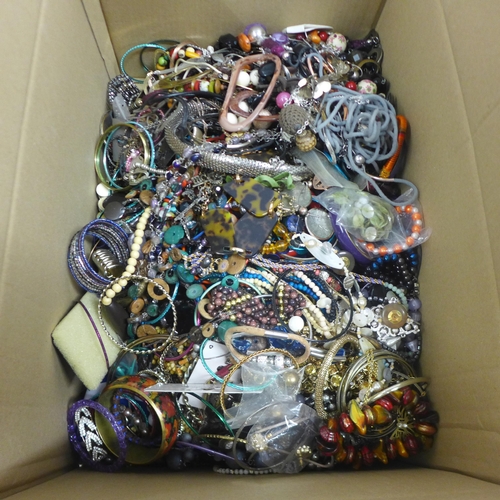 2055 - Approximately 10kg of costume jewellery