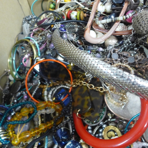 2055 - Approximately 10kg of costume jewellery