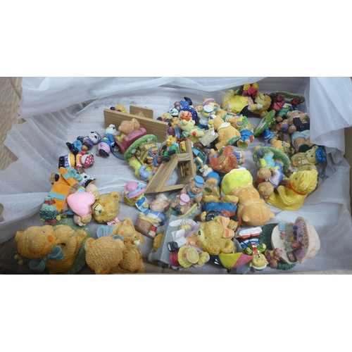 2057 - A quantity of collectible bear figurines