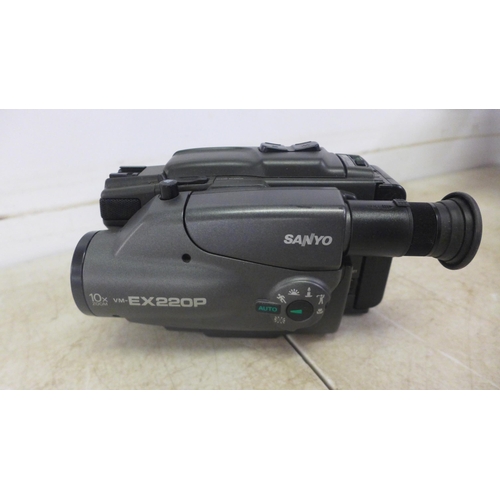 2081 - A Super VHS Videomovie camcorder and a Panasonic M550 camcorder and a Sanyo EX220P