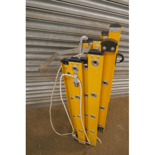 2158 - A 4 x 5 rung extending pulley ladder