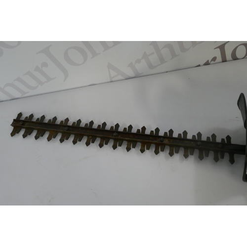 2167 - A Titan TTL688HDC petrol hedge trimmer