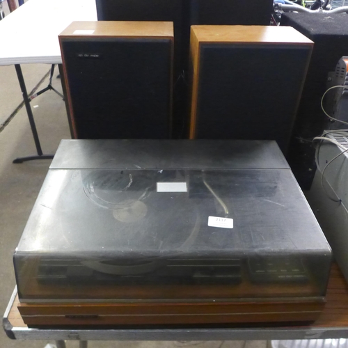 2117 - A Van Der Molen model 8A1191 record player turntable and a pair of Van Der Molen stereo speakers