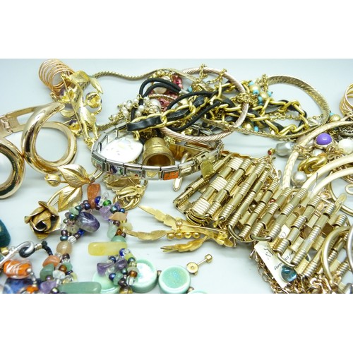 955 - A collection of gold-tone jewellery and jewellery set with semi-precious stones