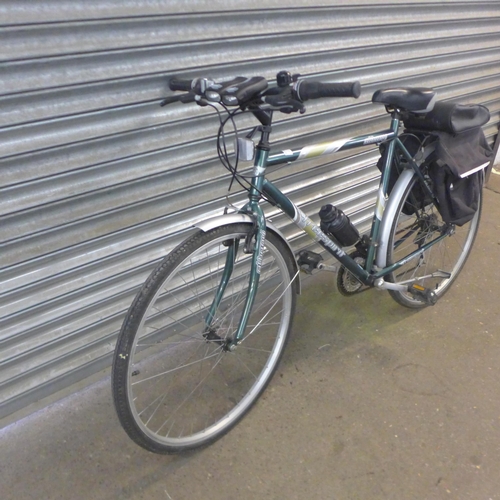 2134 - An Albany Freespirit hybrid touring bike complete with saddle bag and tool kit and drinks bottle