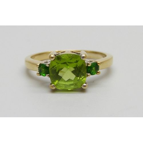 1008 - A silver gilt green stone ring, Q