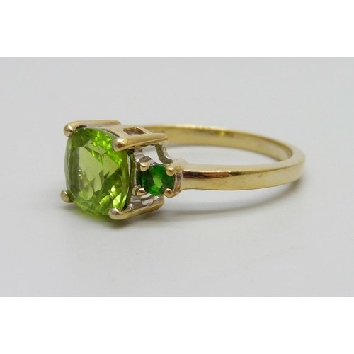 1008 - A silver gilt green stone ring, Q