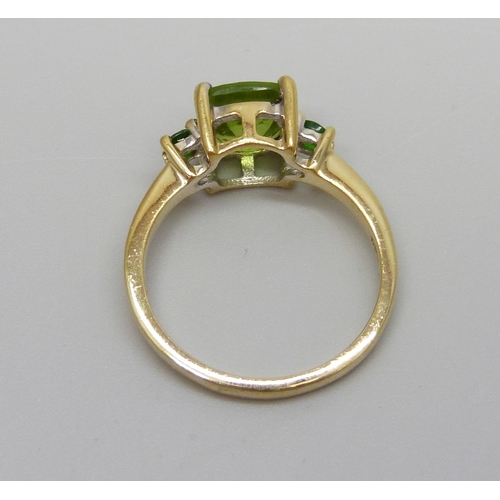 1008 - A silver gilt green stone ring, Q