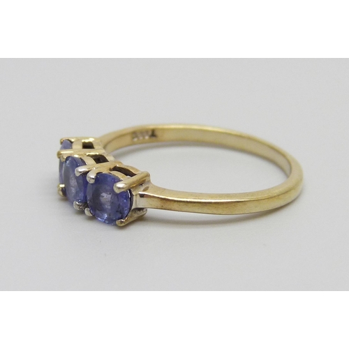 1009 - A silver gilt tanzanite three stone ring, N