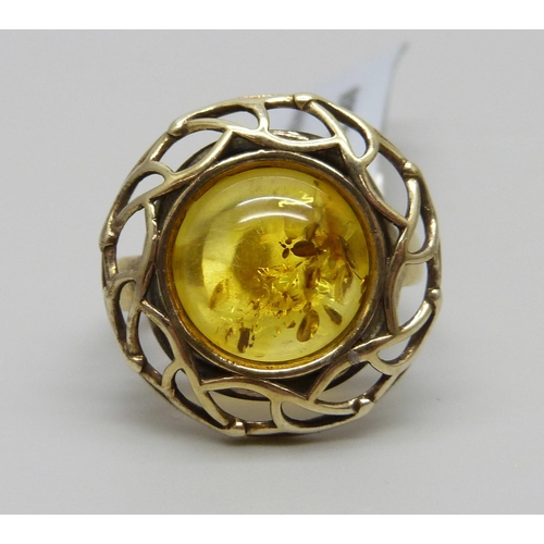 1012 - A silver gilt amber ring, O