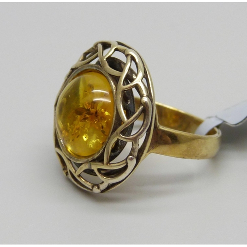 1012 - A silver gilt amber ring, O