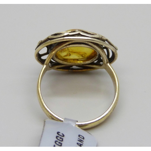 1012 - A silver gilt amber ring, O