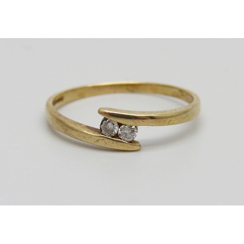 1015 - A 9ct gold two stone diamond ring, 1.4g, R