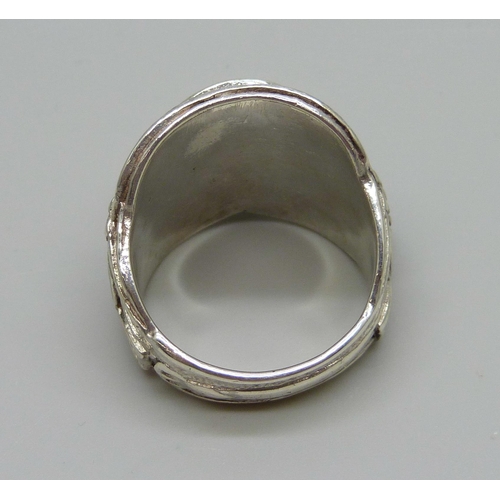 1021 - A large silver saddle ring, 35g, size 2