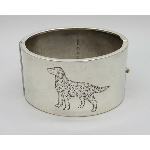 1022 - A silver bangle with engraved dog design, Birmingham, 1933, 49g