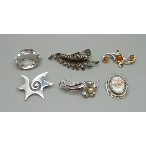 1026 - Six silver brooches, all test as silver, 43g