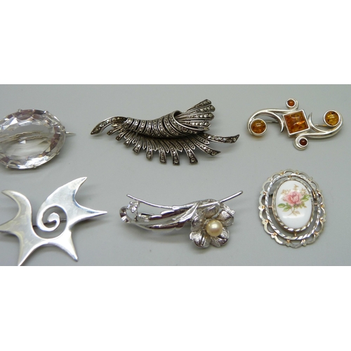 1026 - Six silver brooches, all test as silver, 43g