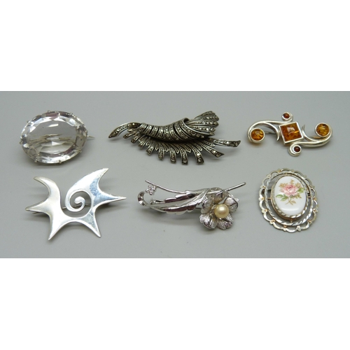 1026 - Six silver brooches, all test as silver, 43g