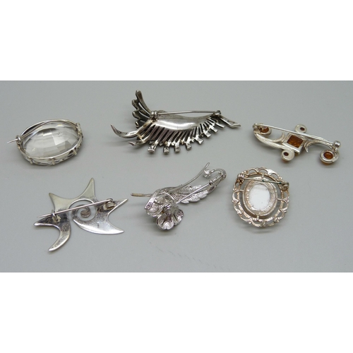 1026 - Six silver brooches, all test as silver, 43g